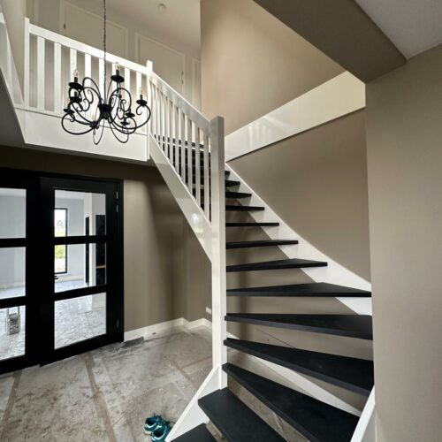 WhatsApp Image 2025-08-06 at 08.47.23 (11) Moderne trap in een lichte hal.