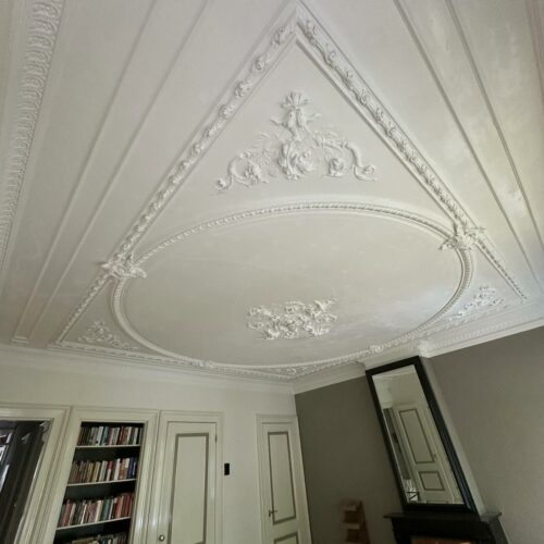 WhatsApp Image 2025-08-06 at 08.47.23 (13) Prachtig versierde plafond met ornamenten.
