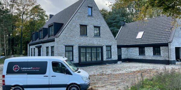 Moderne woning met bestelwagen ervoor