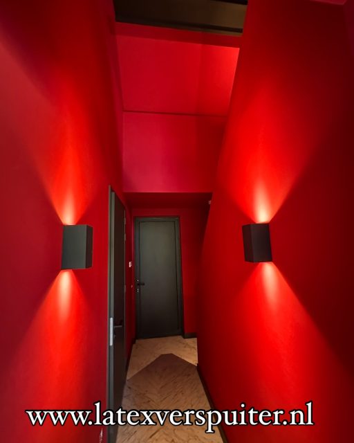 Welcome To The Moulin Rouge! Alles mogen maken. Deuren, trap, plinten en kozijnen lakgespoten. Wanden en plafonds latexgespoten. www.latexverfspuiter.nl neem gerust contact op voor vragen over uw schilderklus.