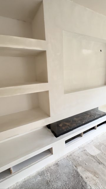 Deze mooie en erg bewerkelijke Cinewall met openhaard gemaakt 🔥🪵 #latexverfspuiter #woningverven #painting #stukadoors #stucadoorswerk