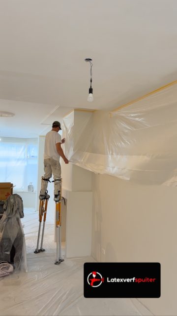 Wanden afplakken ter voorbereiding voor het spuiten van de plafonds in een mooi oud pand in Oud Rijswijk. Kijk voor meer informatie op onze website www.latexverfspuiter.nl bedankt voor deze mooie klus @munsdennis @kouwenhoveninterieur