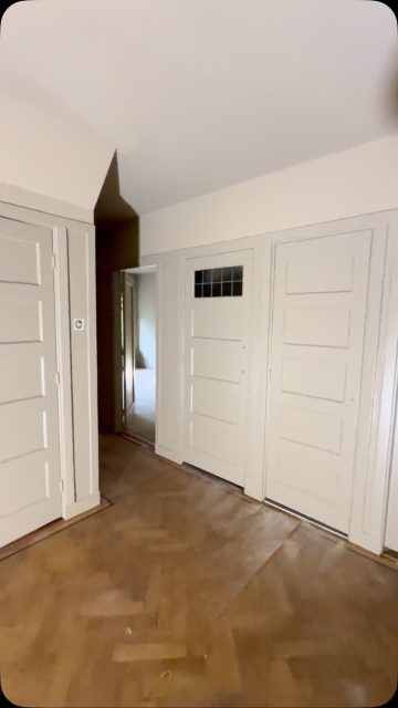 Dit prachtige jaren 30 huis gespoten. Houtwerk, wanden en plafonds gespoten. Volg ons voor meer. Klik op de bio voor onze website voor meer info www.Latexverfspuiter.nl